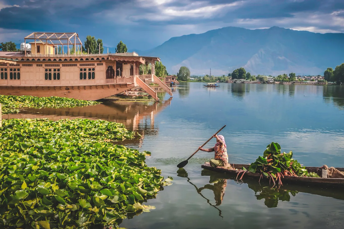 Adventure activities in Pahalgam valley with mountains and rivers